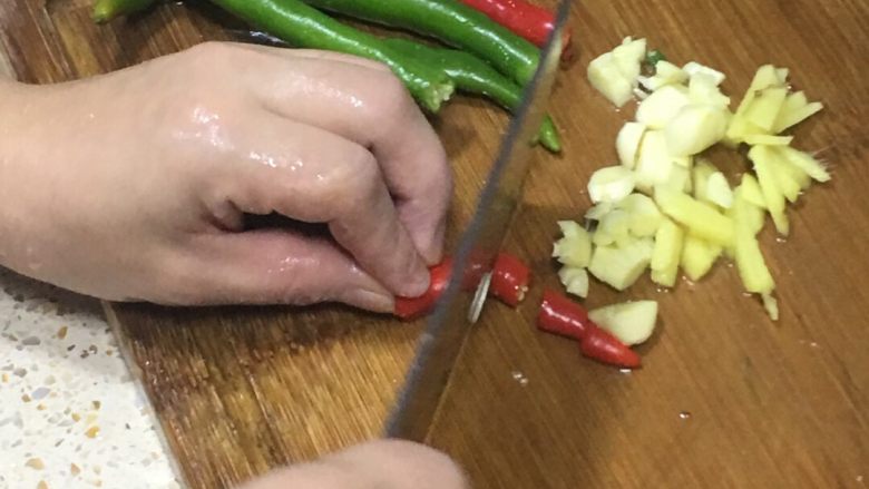 豆泡肉丸子,姜 蒜 多辣椒