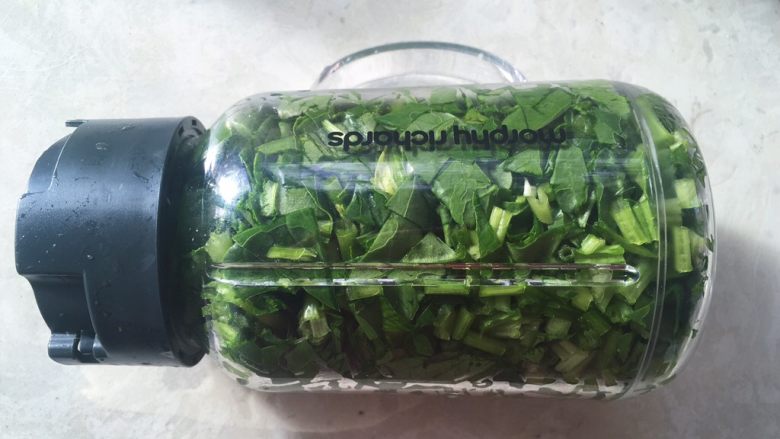 青蛙吐司,将菠菜碎装入榨汁机内,榨成菠菜泥