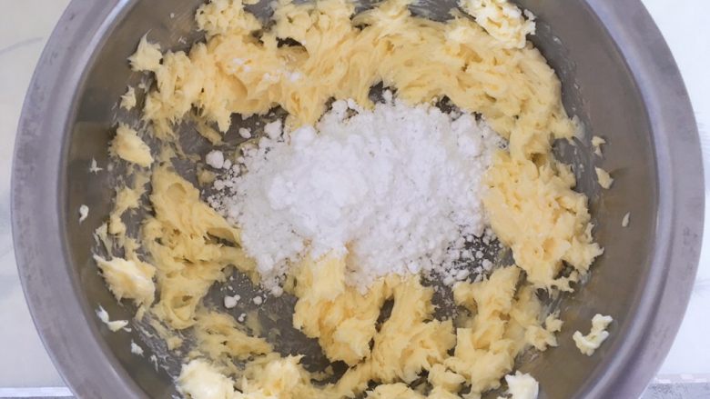 黑麦酥脆曲奇,加入糖粉跟一小撮盐,搅拌均匀