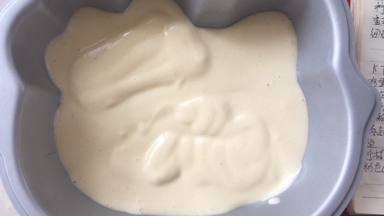 kt日式棉花蛋糕,再将裱花袋内剩余的面糊挤在模具底部,并将粉色面糊盖上