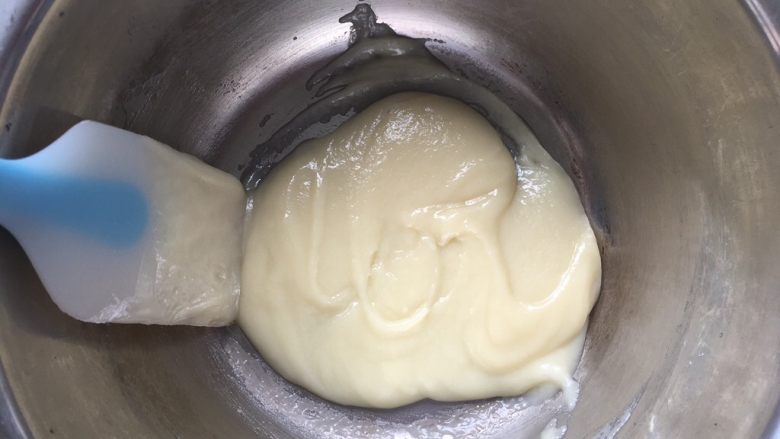 kt日式棉花蛋糕,用蛋抽画z字搅拌均匀,不要过度搅拌,很容易油水分离的,搅拌均匀即可