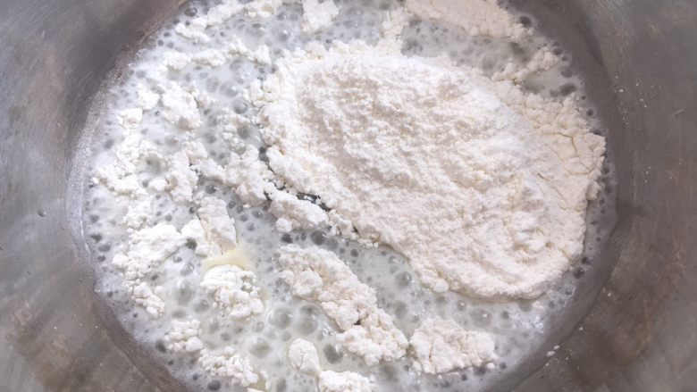kt日式棉花蛋糕,加入过筛后的低筋面粉,热油会将低筋面粉烫熟