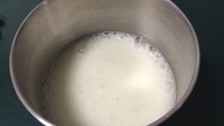 糖炒栗子蛋糕,用打蛋器高速搅打30圈,蛋白出现鱼眼泡后加入30克细砂糖。