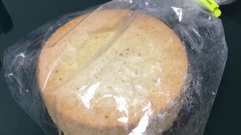 糖炒栗子蛋糕,蛋糕冷却后装入袋中保存,这样的蛋糕才能保证湿度,吃起来蓬松柔软。