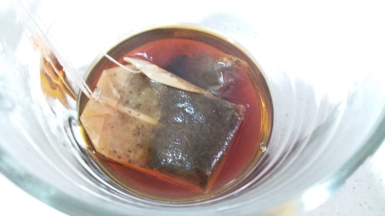 珍珠爆浆蛋糕,先泡红茶,用90克的纯净水,泡四包<a style='color:red;display:inline-block;' href='/shicai/ 149349'>红茶包</a>,红茶冷却后再用