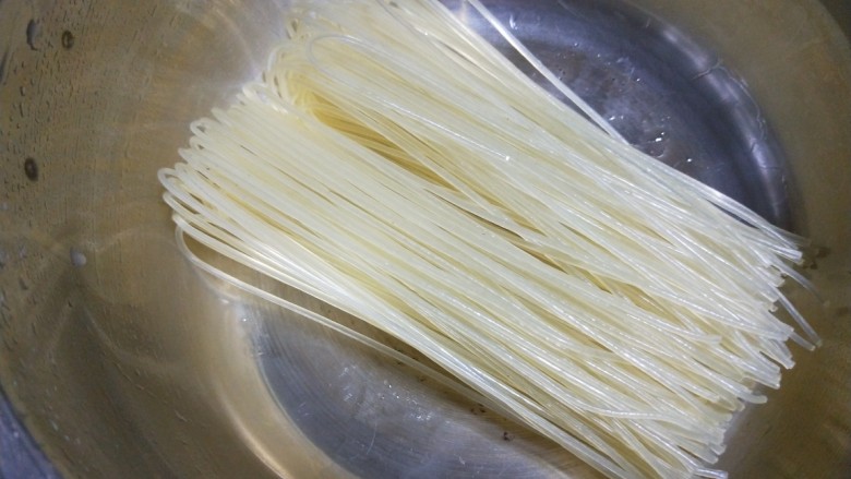 新文美食 螺丝粉,先把螺丝粉放入锅中。