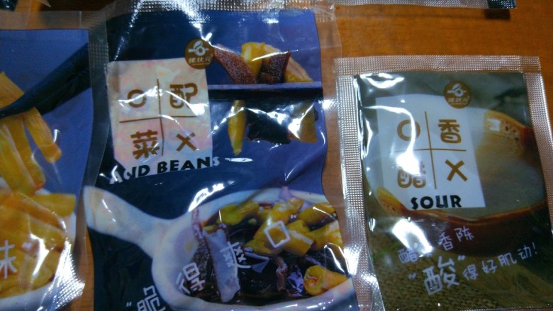 新文美食 螺丝粉,所以调料打开。倒入锅中。
