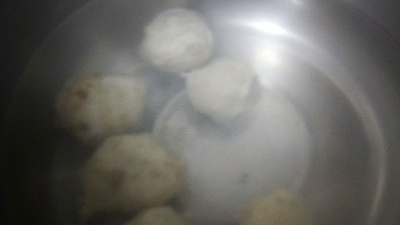 新文美食 螺丝粉,锅中放适量水烧开,加入<a style='color:red;display:inline-block;' href='/shicai/ 335'>鱼丸</a>煮熟。