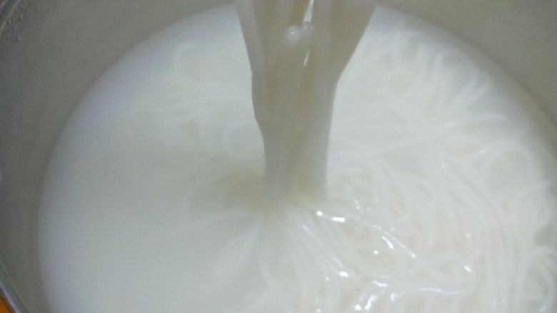 新文美食 螺丝粉,煮好的粉捞出来放入盆中。