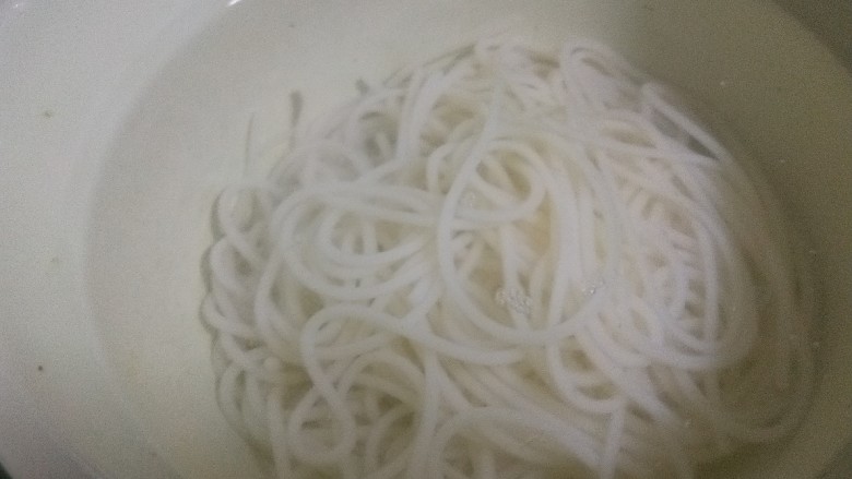 新文美食 螺丝粉,在用冷水过凉。