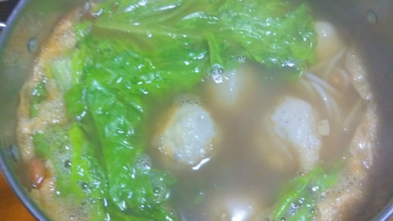 新文美食 螺丝粉,加入<a style='color:red;display:inline-block;' href='/shicai/ 121'>生菜</a>马上关火。
