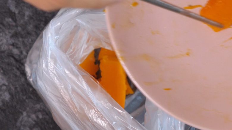 宝宝辅食 香甜可口的南瓜泥,装入保鲜袋(两个袋子套在一起用比较好,一个太薄,后期容易破)