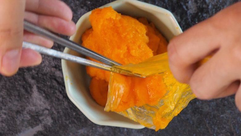 宝宝辅食 香甜可口的南瓜泥,如果是给刚接触辅食的小宝宝食用,最好用纱布或者滤网再过滤一次,南瓜的粗纤维较多,避免粗纤维造成消化不良。