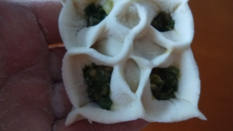 新文美食 韭菜猪肉花样煎饼,在把中间捏出四个口,四个大口捏出四个尖头。