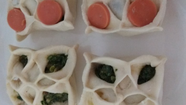 新文美食 韭菜猪肉花样煎饼,全部做好,把火腿肠切成片,盖在四个口上。