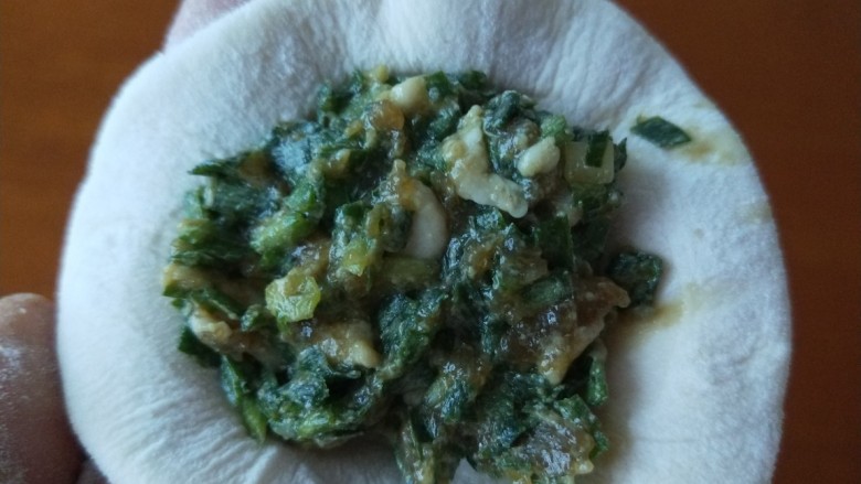 新文美食 韭菜猪肉花样煎饼,装入馅料。