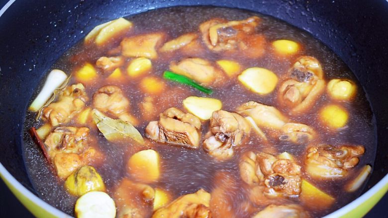 板栗烧鸡翅,加入适量的清水,没过食材即可