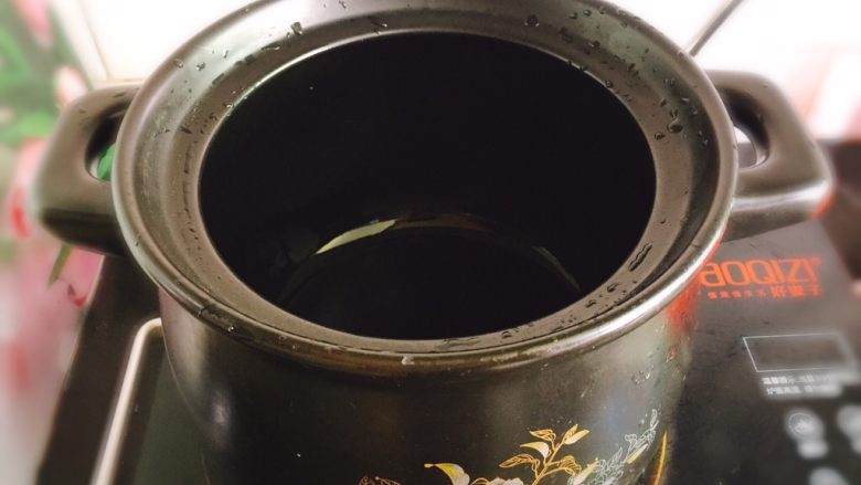 秋季煲汤+虫草花煲鸭汤,取出砂锅,砂锅煲汤更健康
