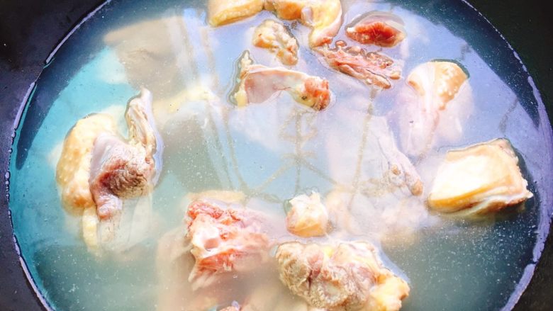 秋季煲汤+虫草花煲鸭汤,鸭肉焯水,