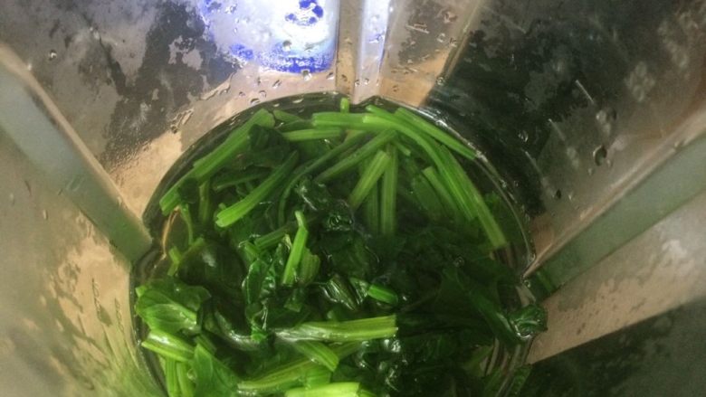 菠菜汁,菠菜放入破壁机内,再倒入清水;