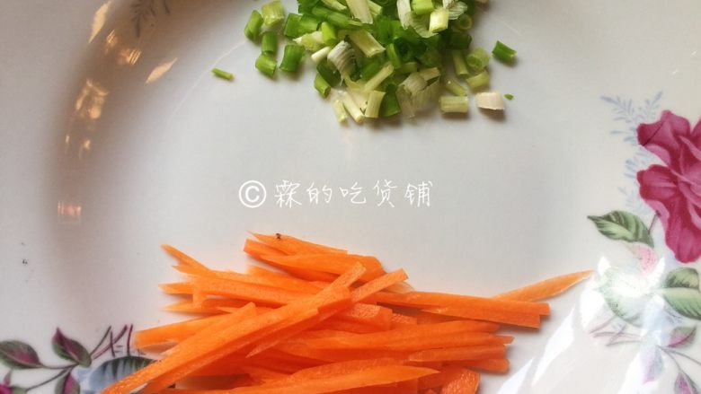 蚝油菌菇,再准备一点点<a style='color:red;display:inline-block;' href='/shicai/ 25'>胡萝卜</a>丝和葱花,用来增色