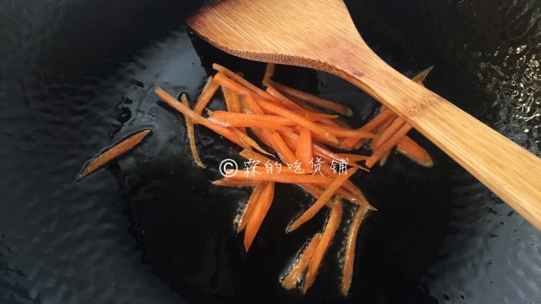 蚝油菌菇,起油锅,先放入胡萝卜丝煸炒