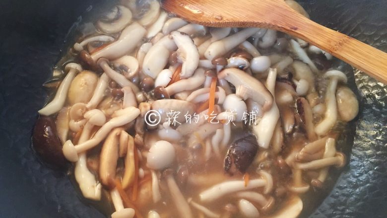 蚝油菌菇,继续煸炒,看到菌菇很明显瘪下去了,锅里的汤汁能覆盖住一半的菌菇,撒上葱花,就可以出锅了