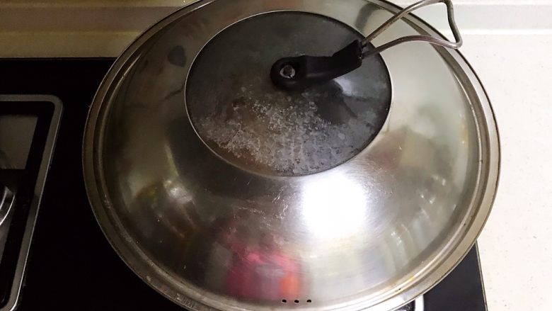 香辣毛豆,盖上锅盖,大火烧开后小火慢烧15分钟