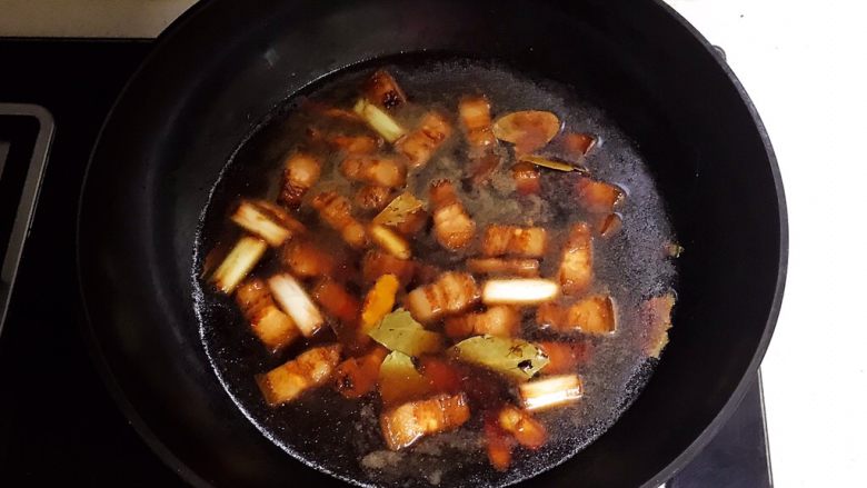 香辣毛豆,加入开水,水量没过五花肉