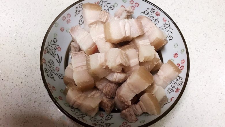 香辣毛豆,把焯好的五花肉捞出来,清洗干净