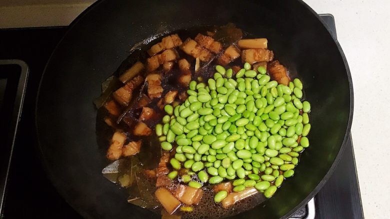 香辣毛豆,加入毛豆,继续烧10分钟左右