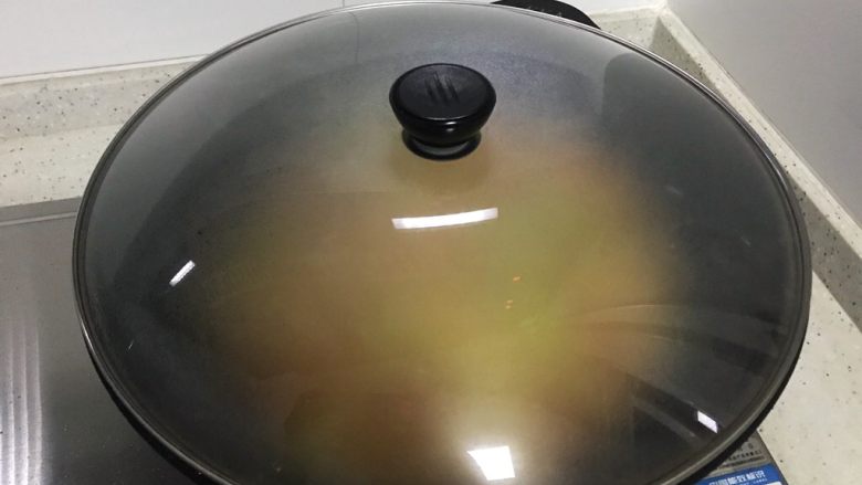 蒜香茄汁西红柿炒卷心菜,盖上锅盖,转中小火焖煮2.3分钟