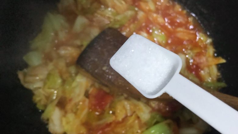 蒜香茄汁西红柿炒卷心菜,待锅内汤汁差不多收紧,加一小勺细盐,翻炒均匀,即可