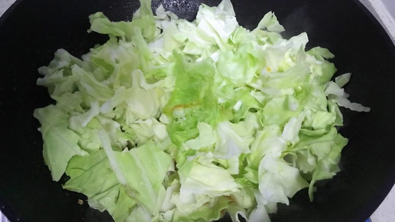 蒜香茄汁西红柿炒卷心菜,下卷心菜,转中大火