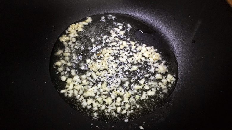 蒜香茄汁西红柿炒卷心菜,下大蒜,小火煸香