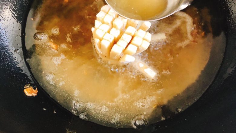 多肉森林-茄子大变身,锅里油烧热,放入茄子油炸,用勺子将油从上往下浇3~5勺定型,且使茄子受热均匀。