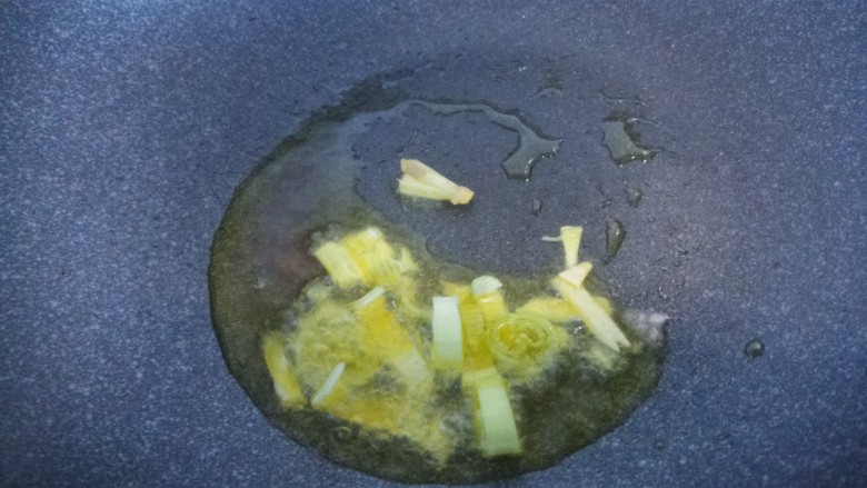 干豆腐土豆炒辣椒,然后锅里热油,把葱姜爆香。