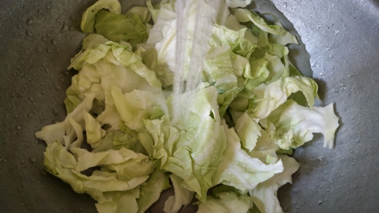 手撕包菜——这个菜狠费饭,包菜手撕成小块用水冲洗干净即可捞出来。(别用水泡,泡后会吸水太多炒出来水分较多影响味道和口感)