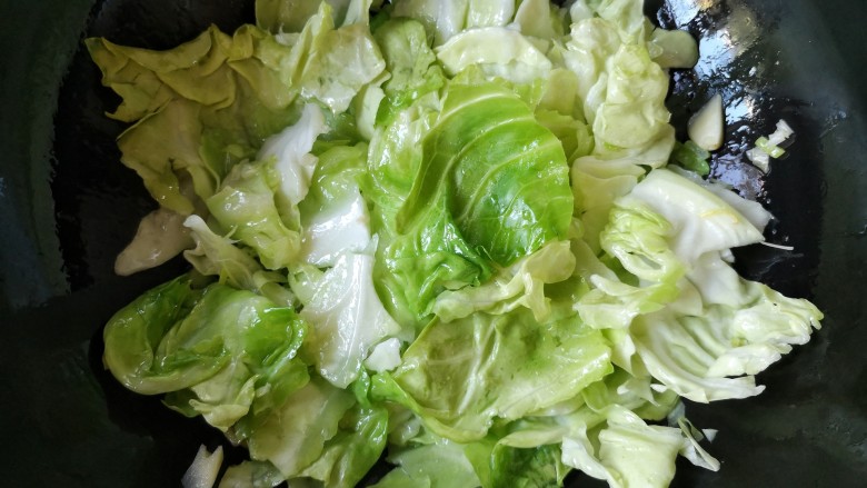 手撕包菜——这个菜狠费饭,大火翻炒至变色(略一翻炒即可)。