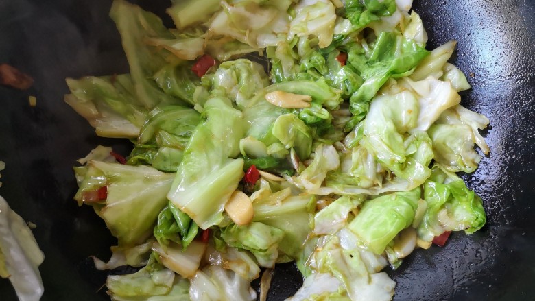 手撕包菜——这个菜狠费饭,出锅前沿锅边烹入一勺<a style='color:red;display:inline-block;' href='/shicai/ 768'>香醋</a>,快速翻炒,炒匀,二十秒的时间吧。关火。这时候包菜已经是7-8分熟了。别炒到太软,关火后锅内有余温会继续把菜变熟,出锅后也会变软,所以七八分熟即可关火,带点脆口感才好。