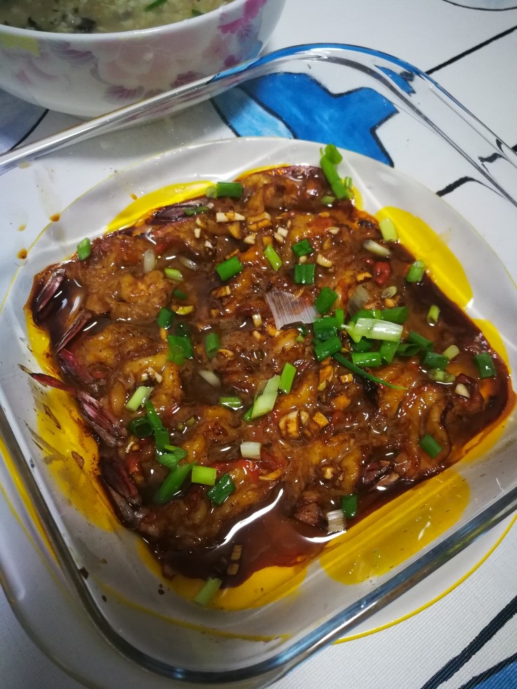 葱油开背虾,取出放葱花、浇上热油,齐活儿☺️☺️