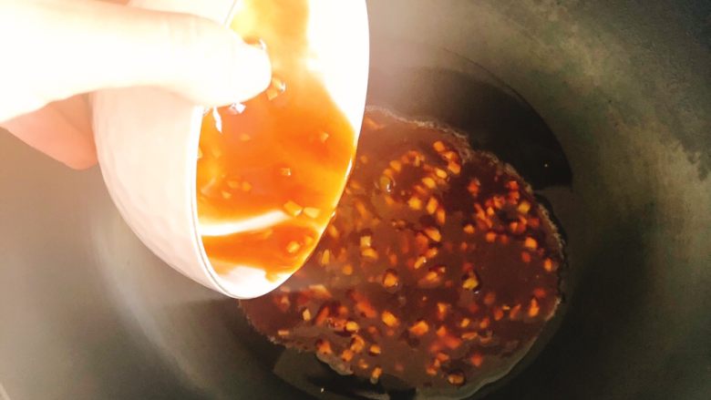 多肉森林-茄子大变身,倒入调好的调料炒香,大约30秒。