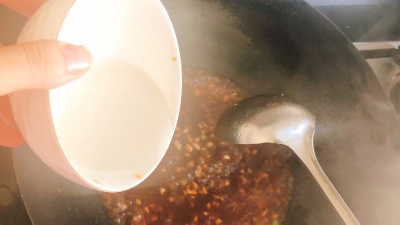 多肉森林-茄子大变身,加入用2勺地瓜粉泡好的水,约1碗。