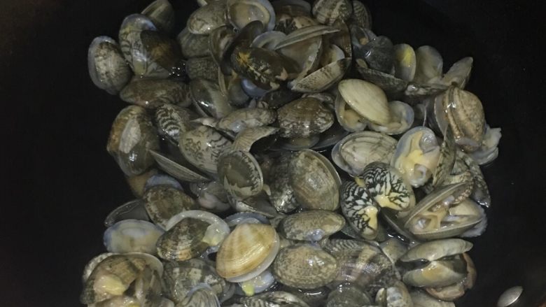 花甲,热水过滤10分钟 生姜倒料酒