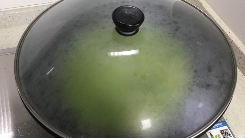 香菇酱笋干炒毛豆,盖上锅盖,转中小火焖煮3.4分钟