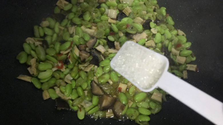香菇酱笋干炒毛豆,加一小勺细砂糖,翻炒均匀,即可