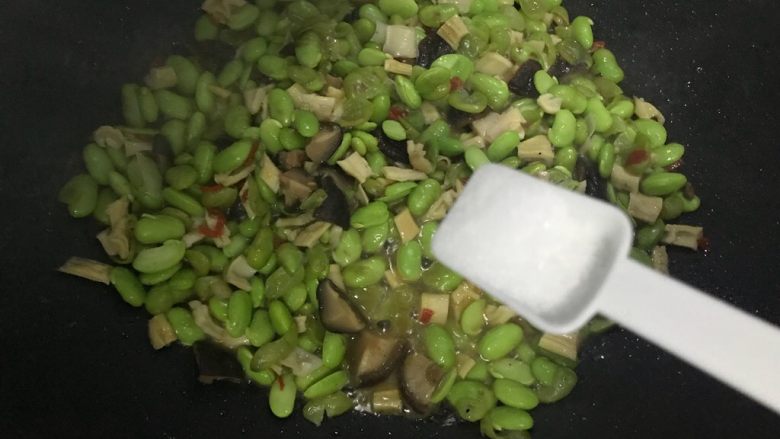 香菇酱笋干炒毛豆,待锅内汤汁差不多收紧,加一小勺细盐