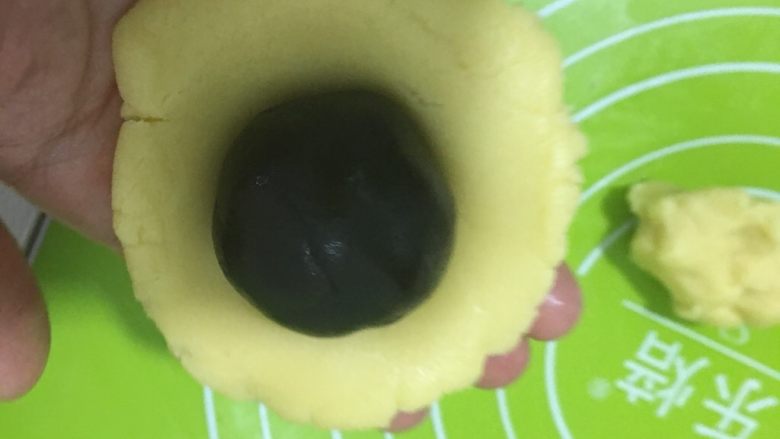 改良月饼(小时候的味道),取一个面团包入馅料