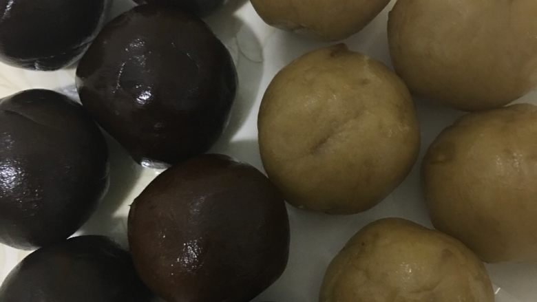 改良月饼(小时候的味道),馅料分成30克一个揉圆备用