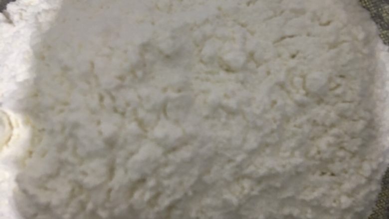 改良月饼(小时候的味道),面粉过筛加入黄油糊里,压拌均匀